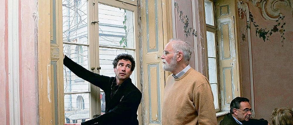 Spende von der Denkmalschutzstiftung: Ortskurator Hans-Joachim Giersberg (r.), lässt sich von Restaurator Tom Zimmermann erklären, wie die Klappfensterläden im prächtigen Rokokosaal der Dortu-Schule aufbereitet werden können.