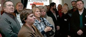 Dichtgedrängt: Die betroffenen Einwohner aus Michendorf und Schwielowsee erwarten Hilfe von den Politikern.