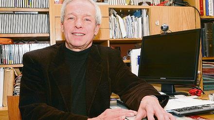 Nicht verzagen, Kautzsch fragen. Ex-Chefarzt Dr. Gottfried Kautzsch am Schreibtisch in seiner Potsdamer Wohnung.