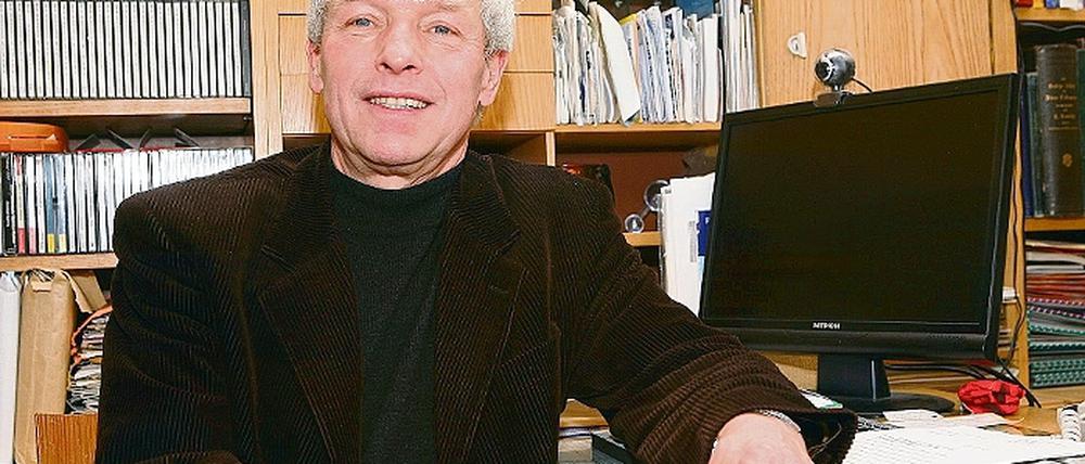 Nicht verzagen, Kautzsch fragen. Ex-Chefarzt Dr. Gottfried Kautzsch am Schreibtisch in seiner Potsdamer Wohnung.