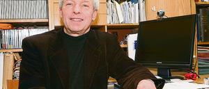 Nicht verzagen, Kautzsch fragen. Ex-Chefarzt Dr. Gottfried Kautzsch am Schreibtisch in seiner Potsdamer Wohnung.