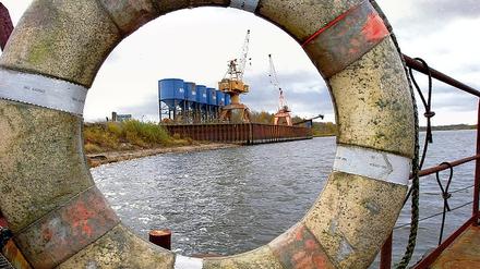 In der Warteschleife. Vom stillgelegten Hafen in Mühlberg im Elbe-Elster Kreis aus will der Windradbauer Vestas seine neue Generation Rotorblätter verschiffen.