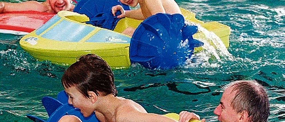 Bootsrennen im Schwimmbecken