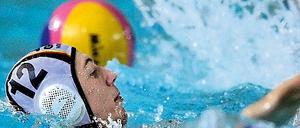 Länderspiel in heimischem Wasser. Hannes Schulz unterlag am Samstag in Potsdam mit Deutschland den USA mit 9:13. Hier wird er von Zac Monsees (r.) bedrängt.