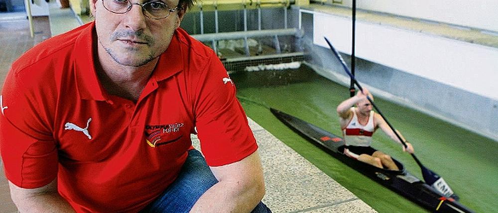 Neuer Trainer für Potsdams Kanuten. Clemens Paarmann betreut jetzt im Potsdamer Luftschiffhafen die Kajak-Herren, unter ihnen Ronald Rauhe, der hier gerade im Strömungskanal neun Kilometer am Stück paddelt.