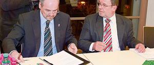 Feierlicher Moment: Die Bürgermeister Thomas Wardin (SPD, l.) und Werner Große (CDU) besiegeln die Kooperation.