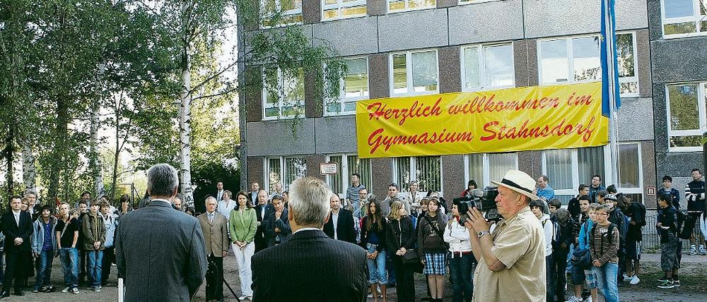 Motiv von der Eröffnung des Gymnasiums am Übergangsstandort in Teltow im August 2009: Ob die Schüler in Stahnsdorf tatsächlich willkommen sein werden oder ihnen ein unpraktischer Kasten vor die Nase gesetzt wird, ist für die Schulkonferenz noch offen geblieben.