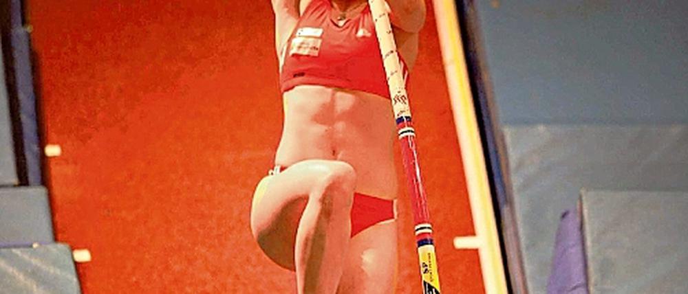 Höhenflug. Caroline Hasse (18) vom SC Potsdam verbesserte am Wochenende bei den Deutschen Hallenmeisterschaften der Jugend ihren eigenen Deutschen A-Jugend-Rekord auf 4,40 Meter. Die Sportschülerin aus Werder wird von Thoralf Neumann trainiert.