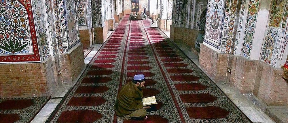 Schönheit des Textes. Der Koran gilt als wörtliche Offenbarung an den islamischen Propheten Mohammed.