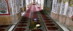 Schönheit des Textes. Der Koran gilt als wörtliche Offenbarung an den islamischen Propheten Mohammed.