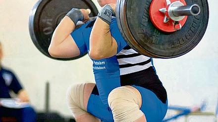 Will einen Heimsieg. AC-Trainer Andreas Anker stemmt selbst das Eisen.