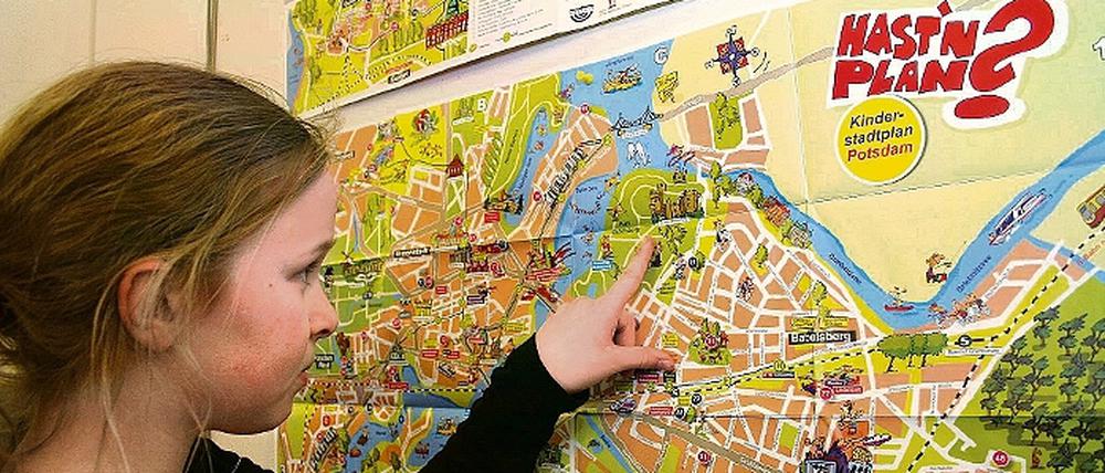 Wo finde ich was? Ein Mädchen vor Potsdams neuem Kinderstadtplan.