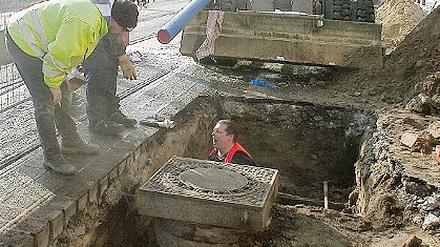 Wasserrohrbruch: Ein Reparaturteam an der Berliner Straße.