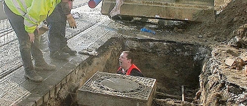Wasserrohrbruch: Ein Reparaturteam an der Berliner Straße.