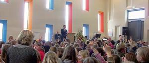 Großzügig: Ein Saalbau samt Sekretariat, Lehrerzimmer und sonstigen Verwaltungsräumen ergänzt nun den regenbogenfarbenen Rundbau mit seinen Klassenzimmern. Die Farben tauchen an der Fassade wieder auf.