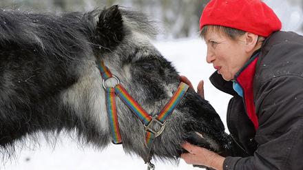 Zwiegespräch. Pflegerin Gloria und Pony-Dame Madame Nou.