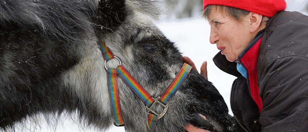 Zwiegespräch. Pflegerin Gloria und Pony-Dame Madame Nou.