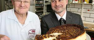 Locker und leicht: Mit dieser Torte will Gerd Neuendorff (l.) die Jury beim Käsekuchen-Wettbewerb überzeugen. Bei Bürgermeister Thomas Schmidt (r.), der einst in seiner Bäckerei lernte, hat er schon gewonnen.