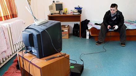 Fast wie ein Jugendzimmer: Die Unterkunft des Awo-Wohnprojekts Junge Wilde am Lerchensteig. Genau wie andere junge Menschen hat auch die 23-jährige Bewohnerin Anica Schön ab und an Langeweile, die sie zur Spielkonsole greifen lässt.