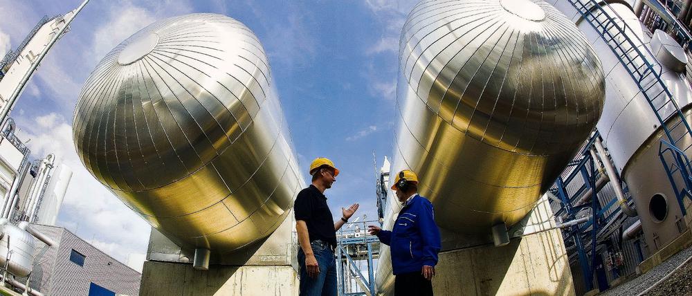 Wohin damit? Im Vattenfall-Versuchskraftwerk Schwarze Pumpe bei Spremberg wird CO2 aus dem Minikraftwerk schon in Tanks gespeichert. Nur Endlager gibt es für das Klimakiller-Gas noch nicht  die will Vattenfall in Ostbrandenburg suchen.