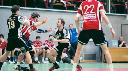 Traf fünfmal. Lars Melzer (r.) im Duell mit Hannovers Dominic Leinhart.