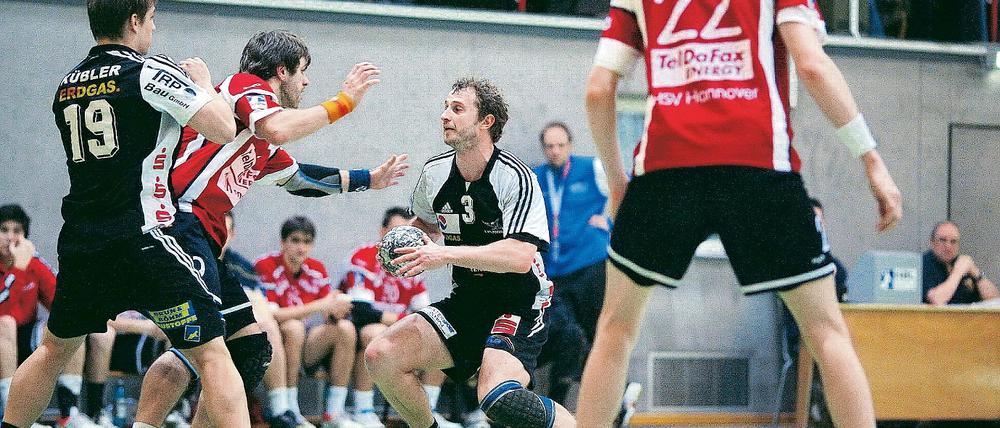 Traf fünfmal. Lars Melzer (r.) im Duell mit Hannovers Dominic Leinhart.