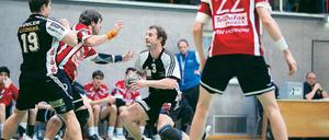 Traf fünfmal. Lars Melzer (r.) im Duell mit Hannovers Dominic Leinhart.
