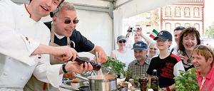 Schaukochen mit Ronny Pietzner beim Blütenfest in Werder. Auch in Klaistow soll es Vorführungen geben.