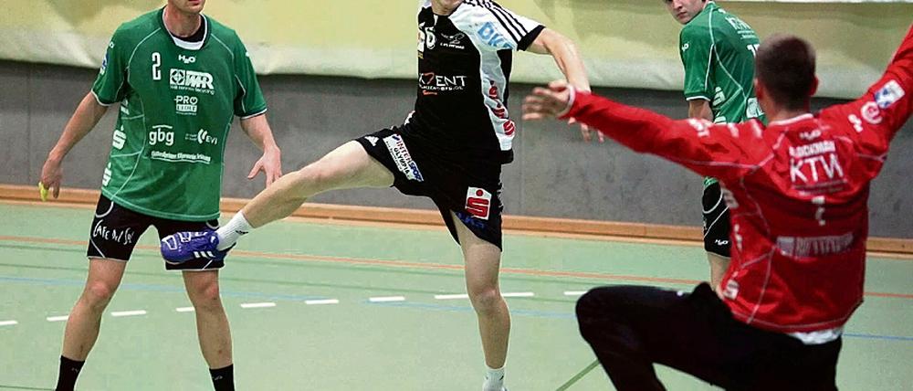 Will sich wieder von seiner besseren Seite zeigen. Florian Schugardt (Mitte)  hier im Punktspiel daheim gegen Hildesheim  will am Samstag gegen den HSV Hannover vor eigenem Publikum wieder durchschlagskräftiger sein.