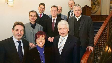 Konjunkturgipfel im Stadthaus: Einmal halbjährlich wollen sich Potsdams wichtigste Wirtschaftsvertreter künftig mit Oberbürgermeister Jann Jakobs (l.) treffen, um über etwaige Folgen der Wirtschaftskrise zu beraten.