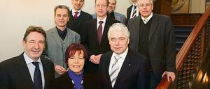 Konjunkturgipfel im Stadthaus: Einmal halbjährlich wollen sich Potsdams wichtigste Wirtschaftsvertreter künftig mit Oberbürgermeister Jann Jakobs (l.) treffen, um über etwaige Folgen der Wirtschaftskrise zu beraten.