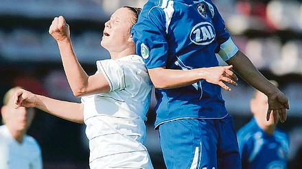 Hoch hinaus. Turbine Potsdams Kapitän Jennifer Zietz (rechts), hier im Luftduell mit Freiburgs Isabella Schmied, fliegt am Montag mit dem Nationalteam an die Algarve.