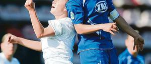 Hoch hinaus. Turbine Potsdams Kapitän Jennifer Zietz (rechts), hier im Luftduell mit Freiburgs Isabella Schmied, fliegt am Montag mit dem Nationalteam an die Algarve.