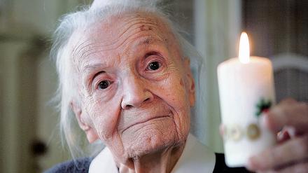 Eine Kerze für Gott: Herta Hätscher wurde gestern von Oberlin-Pfarrer Matthias Fichtmüller gesegnet.