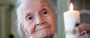 Eine Kerze für Gott: Herta Hätscher wurde gestern von Oberlin-Pfarrer Matthias Fichtmüller gesegnet.