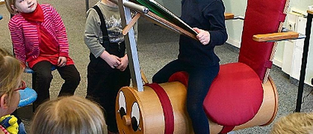 Die kleine Mette durfte als Erste auf der neuen Leselok Platz nehmen.