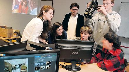 Filmreif. Die Schüler des Babelsberger Filmgymnasium, Franziska Mayntz, Sara Kamolz, Tim Delling (Filmcoach), Marcel Bonewald, Tobias Ziethlow und Melanie Wälde (v.l.) haben das Making-of für die DVD produziert.