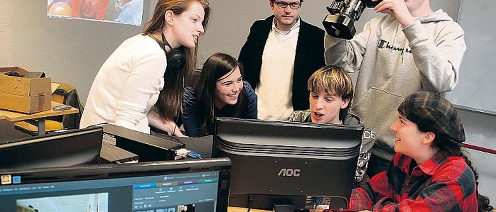 Filmreif. Die Schüler des Babelsberger Filmgymnasium, Franziska Mayntz, Sara Kamolz, Tim Delling (Filmcoach), Marcel Bonewald, Tobias Ziethlow und Melanie Wälde (v.l.) haben das Making-of für die DVD produziert.