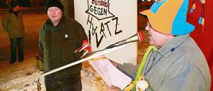 Mit Narrenkappe gegen Hartz IV: Am gestrigen Rosenmontag demonstrierten rund 30 Menschen gegen die umstrittene Sozialreform. Dass sich nach dem Karlsruher Urteil für die Betroffenen viel verbessern wird, glauben sie nicht.