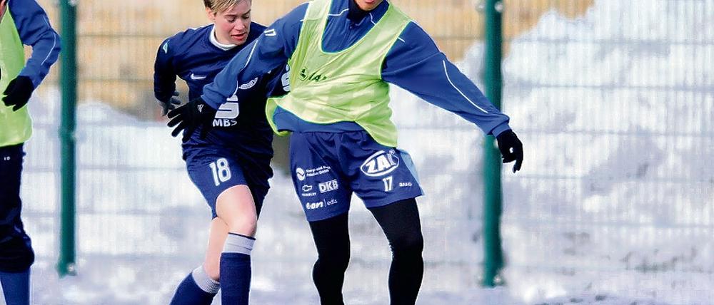 Freut sich schon auf die Bundesliga. Yuki Nagasato  hier im Testspiel am vergangenen Sonntag gegen Nicole Hansen (l.) vom Zweitligisten Blau-Weiß Hohen Neuendorf  will morgen mit Turbine Potsdam in Freiburg spielen. Derzeit ist die Partie dort aber gefährdet.