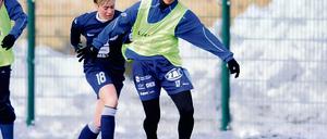 Freut sich schon auf die Bundesliga. Yuki Nagasato hier im Testspiel am vergangenen Sonntag gegen Nicole Hansen (l.) vom Zweitligisten Blau-Weiß Hohen Neuendorf will morgen mit Turbine Potsdam in Freiburg spielen. Derzeit ist die Partie dort aber gefährdet.