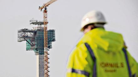 Baustelle BBI. In 20 Monaten, am 1. November 2011, soll der neue Großflughafen in Schönefeld in Betrieb gehen. Schon jetzt ist vieles im Rohbau fertig. Und auch der Tower nimmt immer konkretere Formen an.