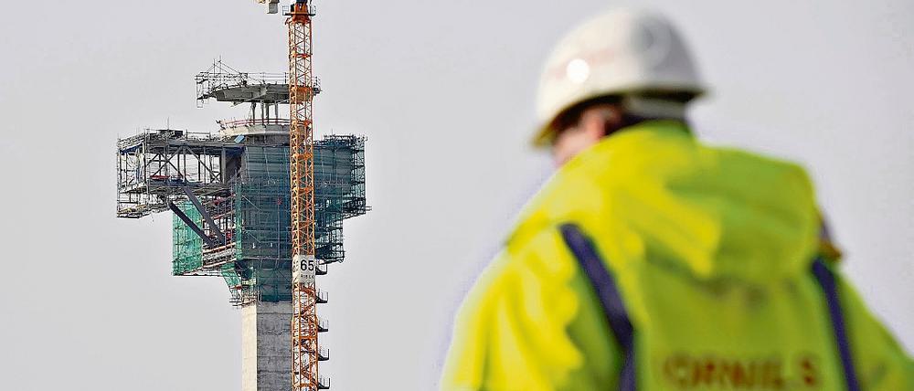Baustelle BBI. In 20 Monaten, am 1. November 2011, soll der neue Großflughafen in Schönefeld in Betrieb gehen. Schon jetzt ist vieles im Rohbau fertig. Und auch der Tower nimmt immer konkretere Formen an.
