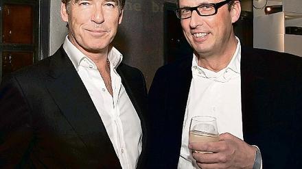 Pierce Brosnan (l.) und Studio-Chef Carl L. Woebcken auf der Filmparty.