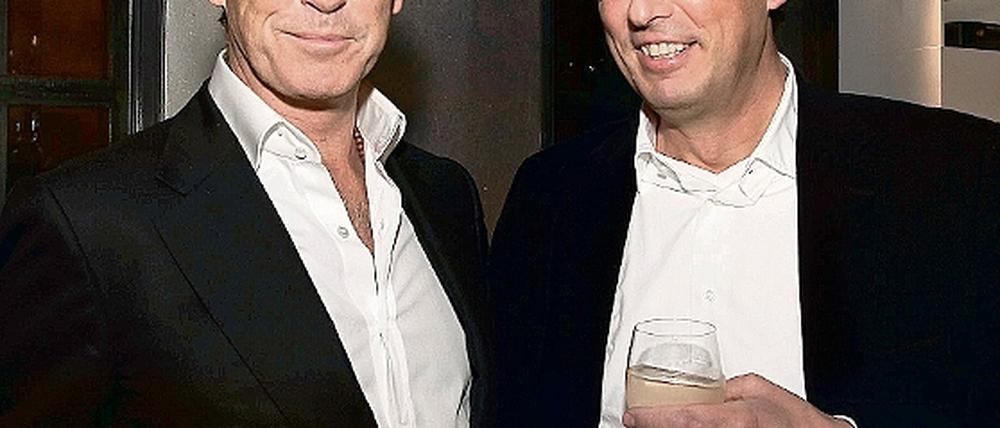 Pierce Brosnan (l.) und Studio-Chef Carl L. Woebcken auf der Filmparty.
