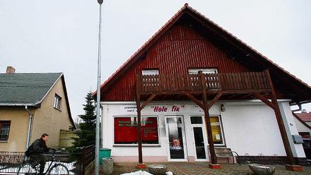 Vor dem Abriss. Den Dorfkonsum im Ortsteil Weskow in Spremberg wird es nicht mehr lange geben. Der gerichtlichen Anordnung war ein seit über 15 Jahren andauernder und zur Provinzposse ausgearteter Rechtsstreit um einen rechtswidrigen Anbau vorausgegangen.