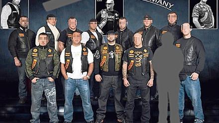 Übergelaufen. Das Foto ihrer Ex-Mitglieder veröffentlichten die Bandidos im Internet. Der treu gebliebene Kassenwart wurde geschwärzt.