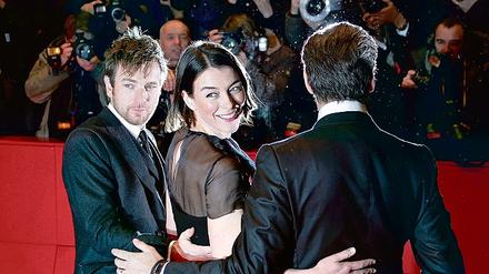 Keine Geister. Die Hauptdarsteller von The Ghost Writer Ewan McGregor, Olivia Williams und Pierce Brosnan (v.l.) standen gestern Abend auf dem roten Teppich vor dem Berlinale-Palast am Potsdamer Platz im Blitzlicht-Gewitter.