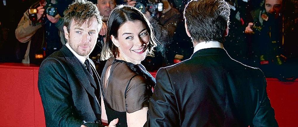 Keine Geister. Die Hauptdarsteller von The Ghost Writer Ewan McGregor, Olivia Williams und Pierce Brosnan (v.l.) standen gestern Abend auf dem roten Teppich vor dem Berlinale-Palast am Potsdamer Platz im Blitzlicht-Gewitter.