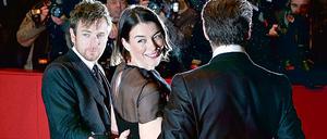 Keine Geister. Die Hauptdarsteller von The Ghost Writer Ewan McGregor, Olivia Williams und Pierce Brosnan (v.l.) standen gestern Abend auf dem roten Teppich vor dem Berlinale-Palast am Potsdamer Platz im Blitzlicht-Gewitter.
